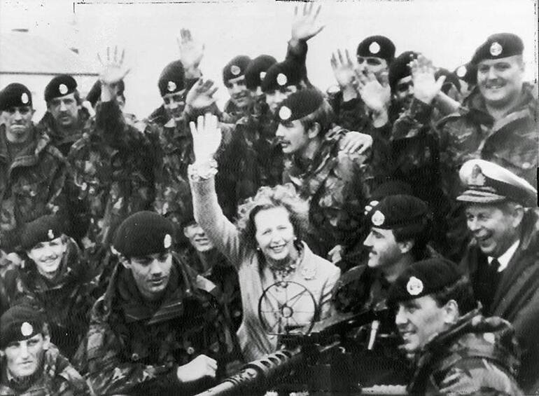 Маргарет Тэтчер с британскими солдатами после поражения Аргентины в Фолклендской войне.  