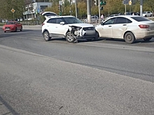 32-летняя женщина пострадала в тройном ДТП в Дзержинском районе Волгограда