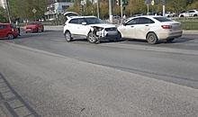 32-летняя женщина пострадала в тройном ДТП в Дзержинском районе Волгограда