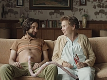 Skittles выпустила ролик о связанных пуповиной матери и взрослого сына