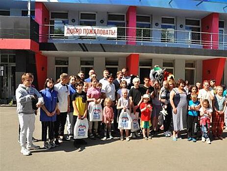 Самарские единороссы вручили подарки детям Донбасса