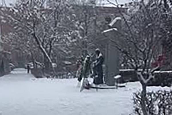Осквернение памятника детям блокадного Ленинграда в Ереване попало на видео