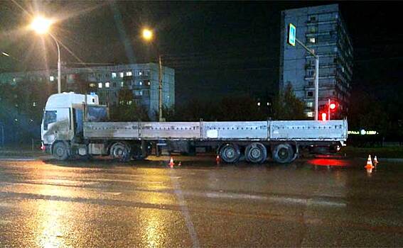 Парня с годовалым ребенком сбил пенсионер на грузовике