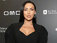 «Какой он уже большой»: Алсу снялась с повзрослевшим сыном, лицо которого скрывает