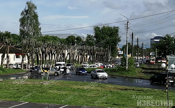 В Курске столкнулись «Рено Логан» такси «Ниссан»