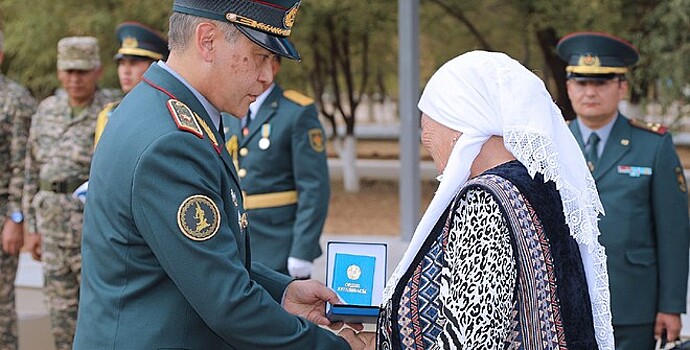 Погибших в Арыси военных наградили орденами «Айбын»