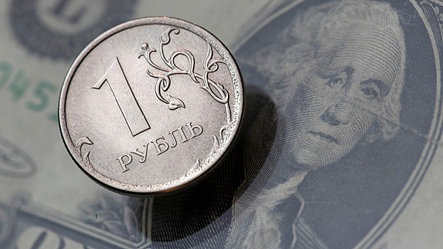 Рубль растет в начале торгов к доллару и евро