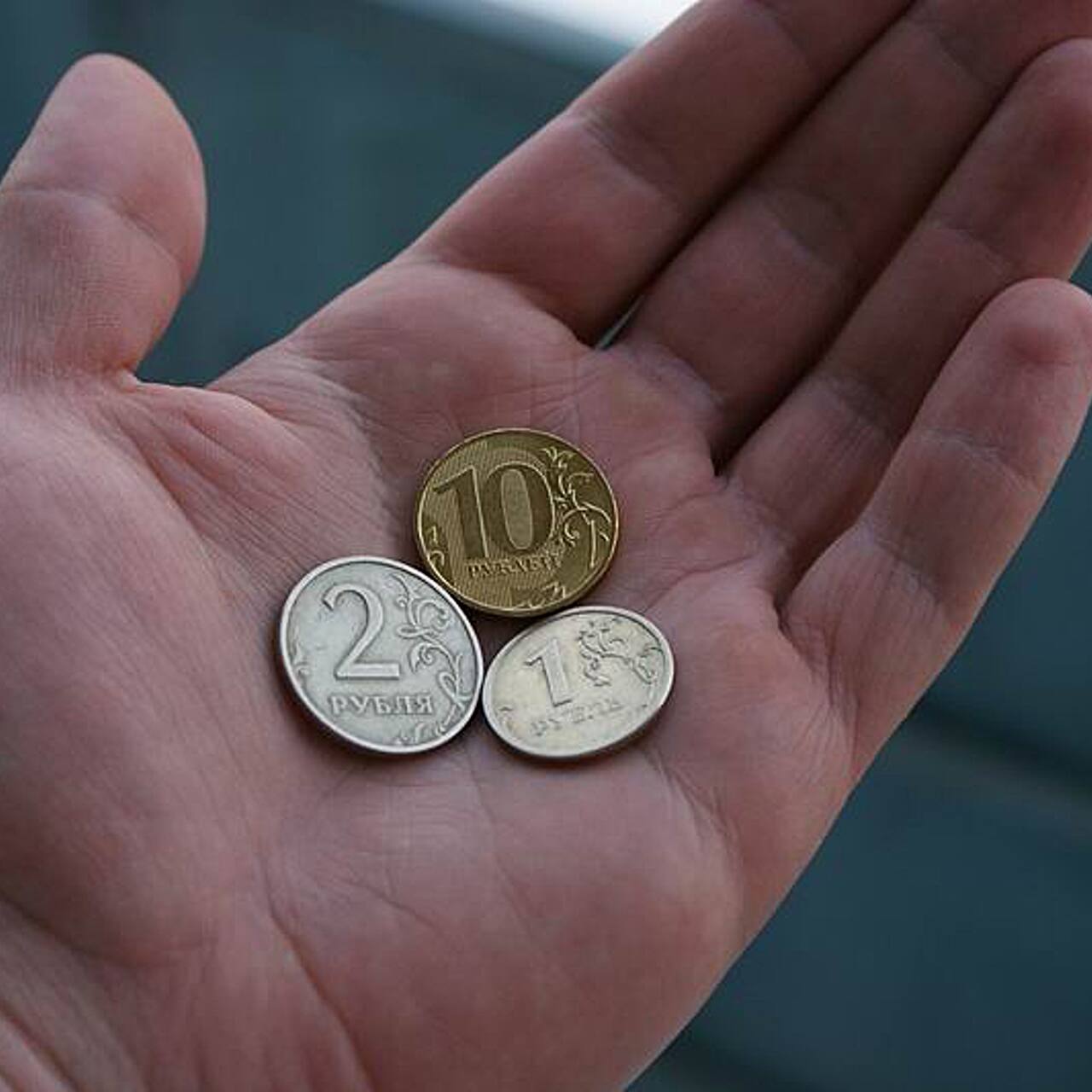 Куда нужно бросать монеты для привлечения удачи
