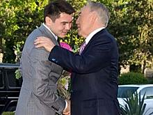 В Казахстане новое ЧП, внук Назарбаева укусил за палец полицейского находящегося при исполнении