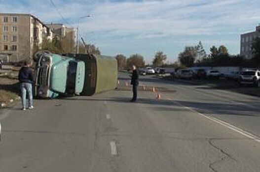 В Новотроицке после ДТП с автомобилем «ИЖ» перевернулся «ЗИЛ»