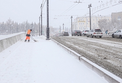 Для своевременной уборки снега с омских дорог мэрии не хватает 15 КамАЗов