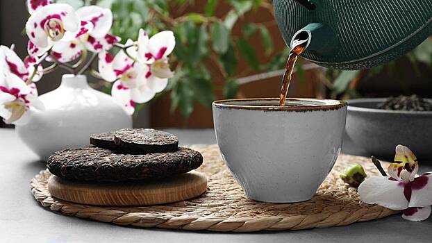 Молодежь заменяет им энергетики: безопасен ли чай пуэр для здоровья