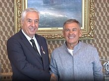 Рустам Минниханов вручил Генконсулу Турции в Казани медаль в честь 100-летия ТАССР