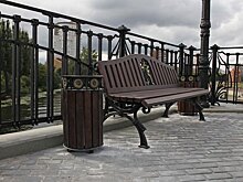 На пешеходной части Высокого моста установили скамейки и урны