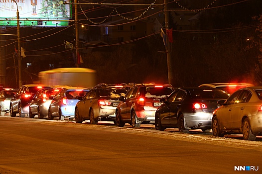 Гигантская пробка собралась на Родионова из-за неработающих светофоров