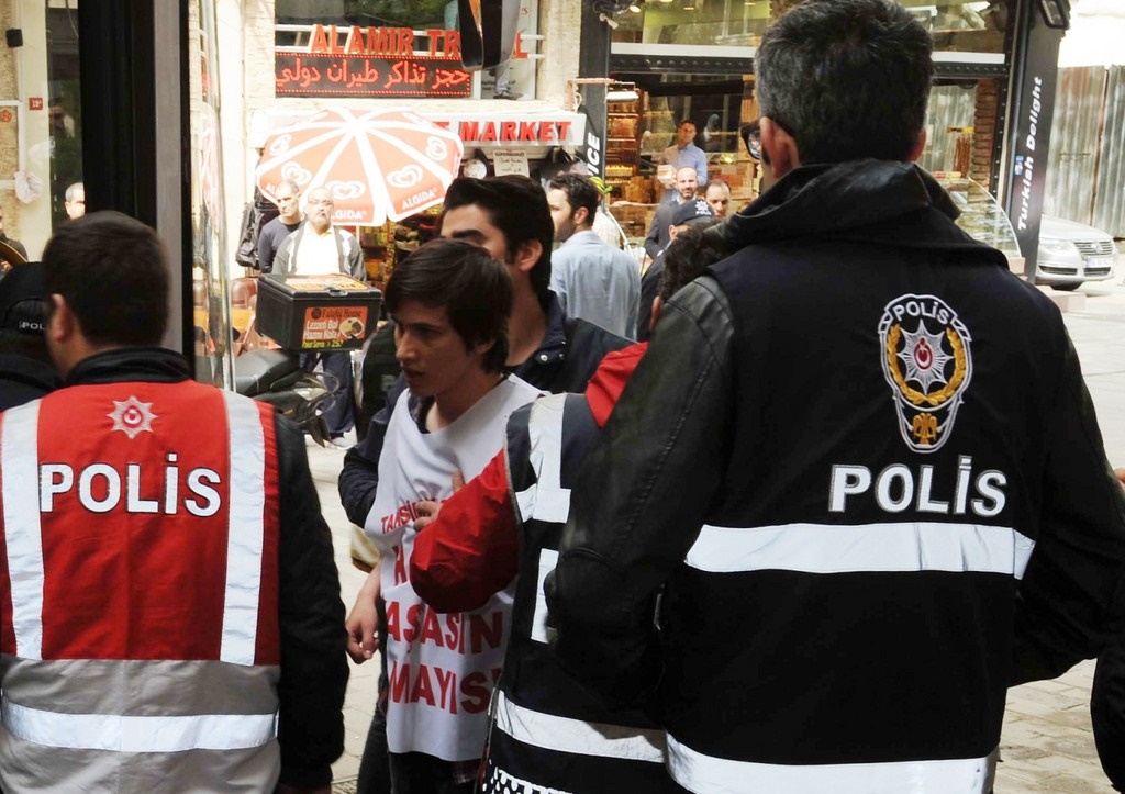 Мужчина захватил заложника в Турции и потребовал встречи с главой МВД
