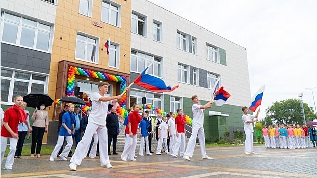 В Чистых Прудах прошла торжественная линейка в честь открытия новой школы