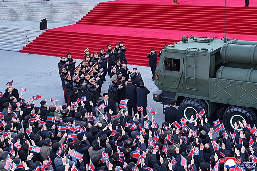 Рабочие КНДР передали в подарок съезду партии 50 крупнокалиберных РСЗО