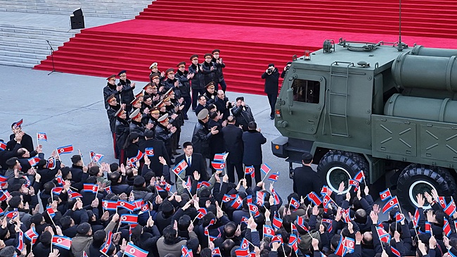 Рабочие КНДР передали в подарок съезду партии 50 крупнокалиберных РСЗО