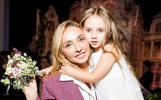 «Как день и ночь»: Навка выложила селфи без макияжа и с 6-летней дочерью от Пескова