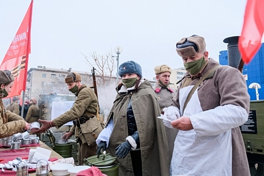 Волгоградцев в центре города угощают солдатской кашей