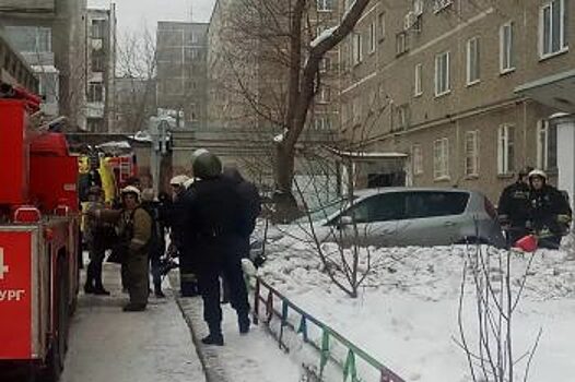 В Екатеринбурге прохожий вытащил ребёнка с балкона горящей квартиры