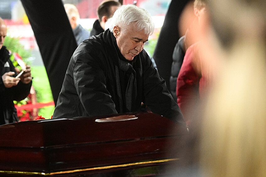 Ветеран футбола Евгений Ловчев на церемонии прощания с футболистом Никитой Симоняном на стадионе «Лукойл Арена» в Москве, 27 ноября 2025 года