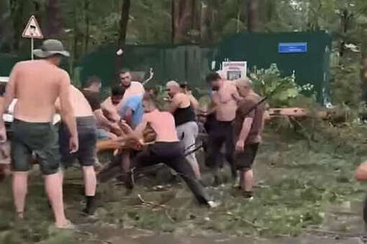 В Подмосковье на видео попали мужчины, которые разделись до трусов на дороге