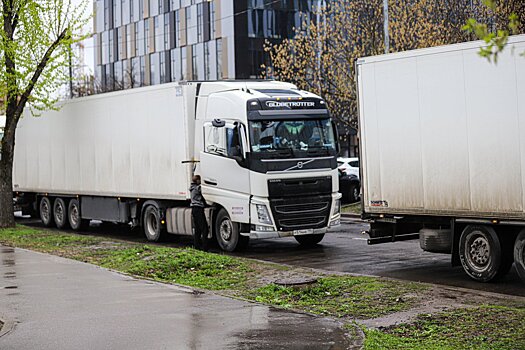 Автоюрист: на водителя, перекрывшего выезд из двора автомобилем, можно жаловаться в ГАИ