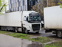 Автоюрист: на водителя, перекрывшего выезд из двора автомобилем, можно жаловаться в ГАИ