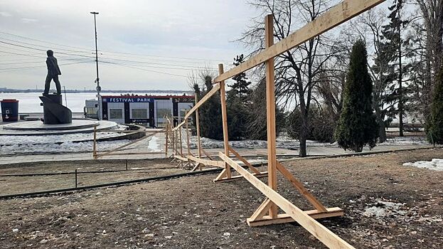 Ради мини-митинга на набережной Исаев поручил не загораживать памятник Гагарину забором