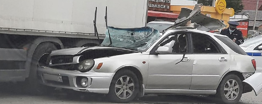 В Новосибирске столкнулись грузовик и легковой автомобиль