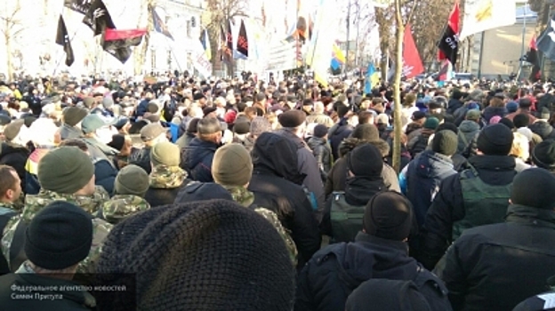 Киевские радикалы пытаются разгромить офис Рината Ахметова