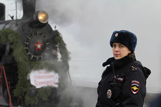 На Финляндском вокзале сотрудники транспортной полиции обеспечили общественный порядок и безопасность во время прибытия первого блокадного поезда, как 78 лет назад 