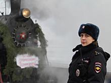 На Финляндском вокзале сотрудники транспортной полиции обеспечили общественный порядок и безопасность во время прибытия первого блокадного поезда, как 78 лет назад 