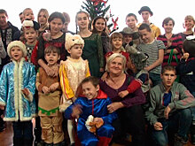 Коробки с мандаринами и 20 кг оливье: как отмечает Новый год самая многодетная семья России