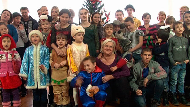 Коробки с мандаринами и 20 кг оливье: как отмечает Новый год самая многодетная семья России