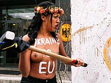 Активистки Femen разделись у Елисейского дворца