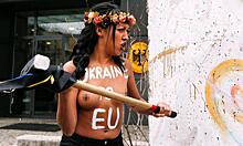 Активистки Femen разделись у Елисейского дворца