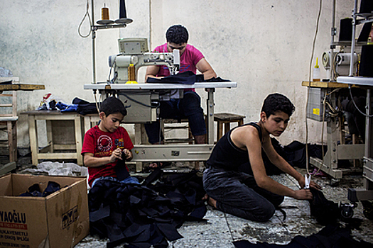 Бедняки, женщины и дети шьют одежду для модных брендов. Их работа похожа на концлагерь