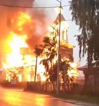 Под Томском из-за удара молнии сгорела церковь 19 века