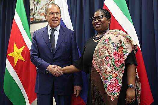 Глава МИД Суринама встретила Лаврова в платке, подаренном ей в Москве