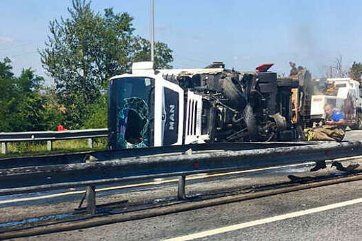 Опрокинувшаяся фура заблокировала движение на трассе М-4 «Дон»