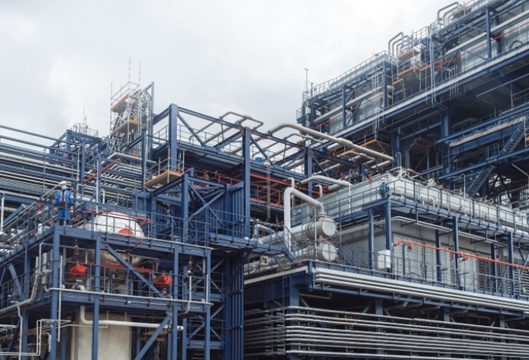 Металлоконструкции нпз. Экскурсия в омский нефтеперерабатывающий завод. Онпз 26. Омск нпз дым фото. Либхер омск нпз.