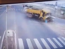 Страшное столкновение туристического автобуса и грузовика в Индии попало на видео