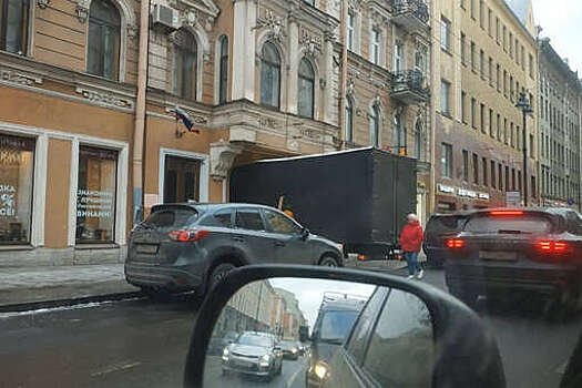 В Санкт-Петербурге грузовик застрял в арке жилого дома