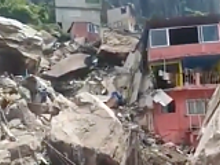 В Мексике на жилые дома обрушилась скала: видео