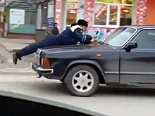 Видео: Махачкалинская «Волга» прокатила полисмена на капоте