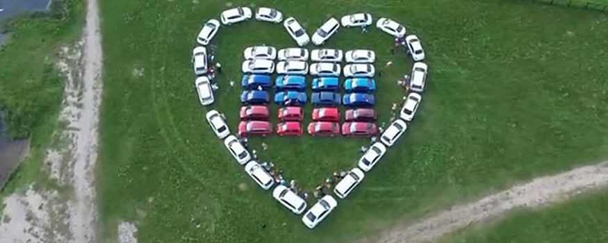 Автолюбители провели патриотическую акцию в День России у Сиверского озера
