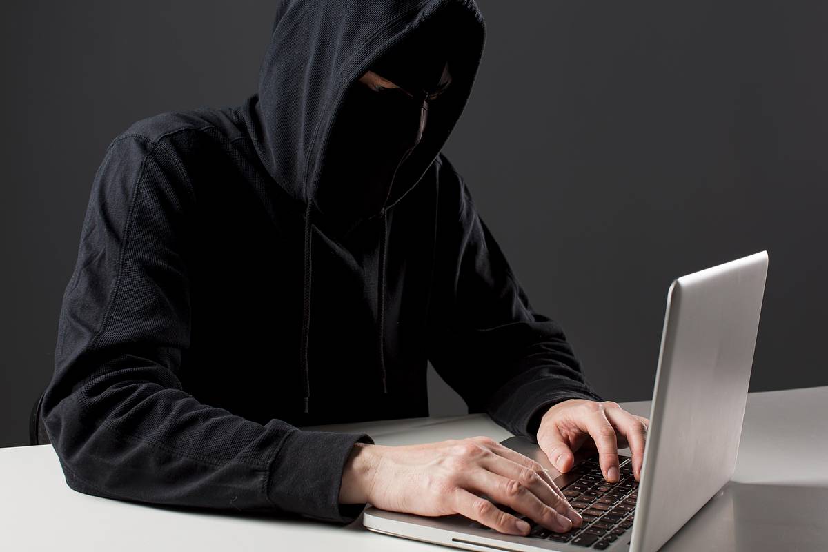 Российская пенсионерка обманула мошенника почти на 2 миллиона рублей